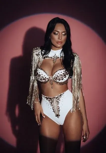 Sydney escorts Kaitlyn — 4