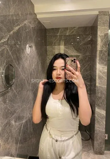 Sydney escorts Ellie — 4