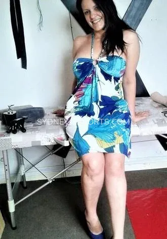 Sydney escorts Elisabeth — 3