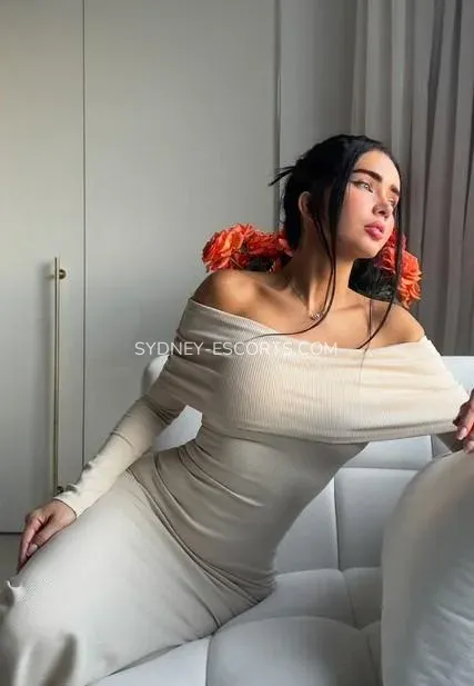 Sydney escorts Kaitlyn — 7