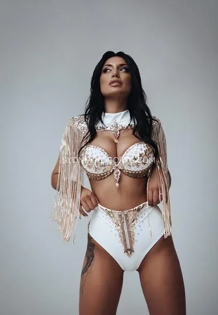 Sydney escorts Kaitlyn — 1